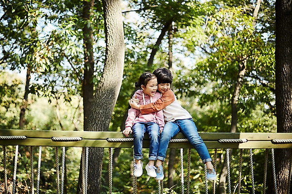 포토 JPG 주간 전신 응시 공원 여자 남자 어린이라이프 어린이 포옹 앉기 야외 두명 앞모습 한국인 짝꿍 놀이터 즐거움 흔들다리 어린이만 국내포토 자연요소 라이프스타일 시선 공공시설 감정 뷰포인트 안기 모션 놀이 사람 동양인 친구 다리_건축물 파일형식