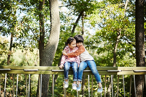 포토 JPG 주간 전신 응시 공원 여자 남자 어린이라이프 어린이 포옹 앉기 야외 두명 앞모습 한국인 짝꿍 놀이터 즐거움 흔들다리 어린이만 국내포토 자연요소 라이프스타일 시선 공공시설 감정 뷰포인트 안기 모션 놀이 사람 동양인 친구 다리_건축물 파일형식