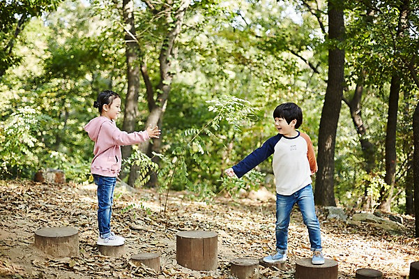 포토 JPG 주간 전신 공원 여자 남자 어린이라이프 어린이 서기 야외 두명 앞모습 옆모습 한국인 짝꿍 놀이터 가위바위보 즐거움 나무밑둥 어린이만 국내포토 자연요소 나무 라이프스타일 공공시설 감정 뷰포인트 모션 놀이 사람 동양인 친구 파일형식