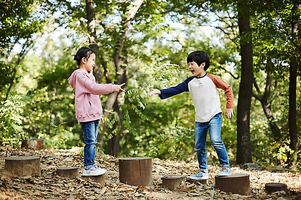 포토 JPG 주간 전신 공원 여자 남자 어린이라이프 어린이 서기 미소 야외 두명 옆모습 한국인 짝꿍 놀이터 가위바위보 즐거움 나무밑둥 어린이만 국내포토 자연요소 나무 라이프스타일 공공시설 감정 뷰포인트 모션 놀이 표정 사람 동양인 친구 파일형식