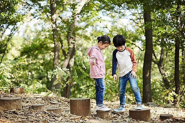 포토 JPG 주간 전신 공원 여자 남자 어린이라이프 어린이 서기 야외 두명 앞모습 옆모습 한국인 짝꿍 놀이터 즐거움 나무밑둥 어린이만 국내포토 자연요소 나무 라이프스타일 공공시설 감정 뷰포인트 모션 놀이 사람 동양인 친구 파일형식