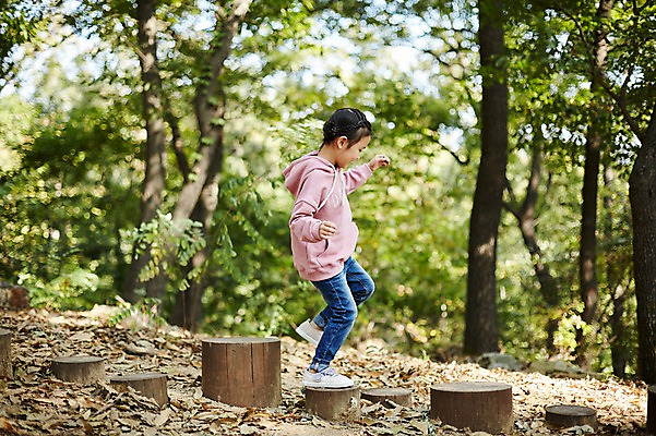 포토 JPG 주간 전신 공원 여자 어린이라이프 어린이 한명 야외 옆모습 한국인 놀이터 즐거움 나무밑둥 건너기 소녀한명만 국내포토 자연요소 나무 1 라이프스타일 공공시설 감정 뷰포인트 모션 놀이 사람 동양인 여자한명만 소녀만 파일형식