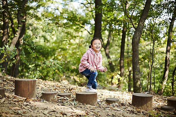포토 JPG 주간 전신 공원 여자 어린이라이프 어린이 한명 미소 앉기 야외 옆모습 한국인 놀이터 즐거움 나무밑둥 소녀한명만 국내포토 자연요소 나무 1 라이프스타일 공공시설 감정 뷰포인트 모션 놀이 표정 사람 동양인 여자한명만 소녀만 파일형식