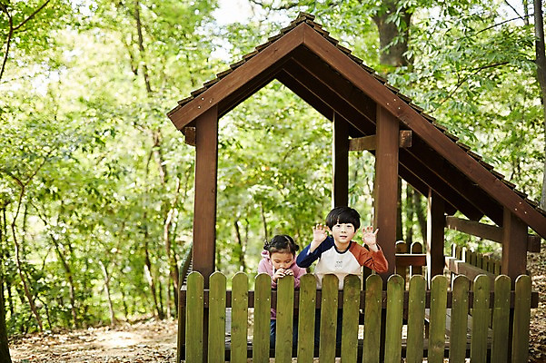 포토 JPG 주간 공원 여자 남자 어린이라이프 어린이 장난 앉기 상반신 야외 두명 앞모습 한국인 짝꿍 놀이터 즐거움 어린이만 국내포토 자연요소 라이프스타일 공공시설 감정 뷰포인트 모션 놀이 사람 동양인 친구 파일형식 관계 인종 생활 시설