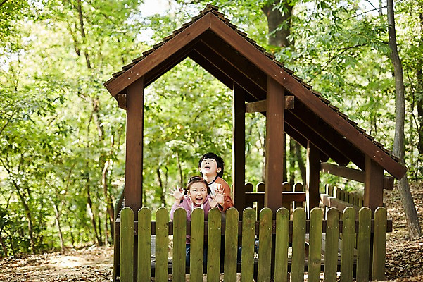 포토 JPG 주간 공원 여자 남자 어린이라이프 어린이 장난 앉기 상반신 야외 두명 앞모습 한국인 짝꿍 놀이터 즐거움 어린이만 국내포토 자연요소 라이프스타일 공공시설 감정 뷰포인트 모션 놀이 사람 동양인 친구 파일형식