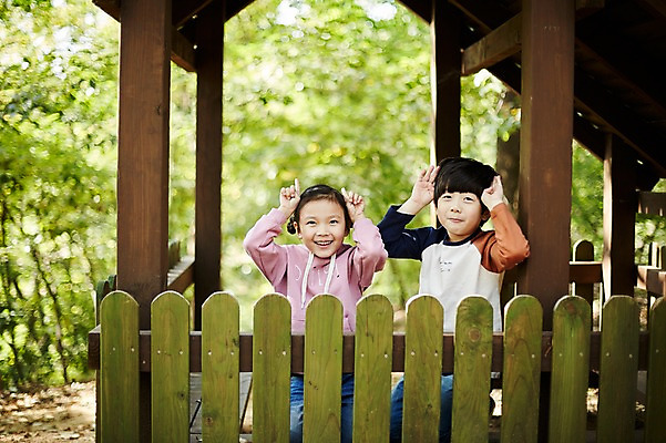 포토 JPG 주간 공원 여자 남자 어린이라이프 어린이 장난 미소 앉기 상반신 야외 두명 앞모습 한국인 짝꿍 놀이터 즐거움 어린이만 국내포토 자연요소 라이프스타일 공공시설 감정 뷰포인트 모션 놀이 표정 사람 동양인 친구 파일형식