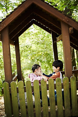 포토 JPG 주간 공원 여자 남자 어린이라이프 어린이 장난 미소 앉기 상반신 야외 두명 옆모습 마주보기 한국인 짝꿍 놀이터 즐거움 어린이만 국내포토 자연요소 라이프스타일 공공시설 감정 뷰포인트 모션 놀이 표정 사람 동양인 친구 파일형식