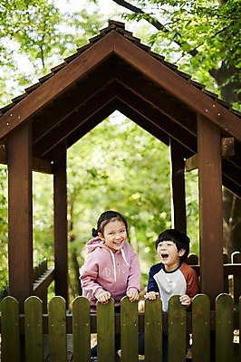 포토 JPG 주간 공원 여자 남자 어린이라이프 어린이 장난 미소 앉기 상반신 야외 두명 앞모습 한국인 짝꿍 놀이터 즐거움 어린이만 국내포토 자연요소 라이프스타일 공공시설 감정 뷰포인트 모션 놀이 표정 사람 동양인 친구 파일형식