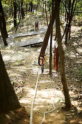 포토 JPG 주간 전신 공원 남자 어린이라이프 어린이 밧줄 한명 서기 야외 앞모습 한국인 잡기 놀이터 즐거움 소년한명만 국내포토 자연요소 1 라이프스타일 공공시설 감정 줄 뷰포인트 모션 놀이 사람 동양인 남자한명만 소년만 파일형식