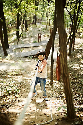 포토 JPG 주간 전신 공원 남자 어린이라이프 어린이 밧줄 한명 서기 야외 앞모습 한국인 잡기 놀이터 즐거움 소년한명만 국내포토 자연요소 1 라이프스타일 공공시설 감정 줄 뷰포인트 모션 놀이 사람 동양인 남자한명만 소년만 파일형식