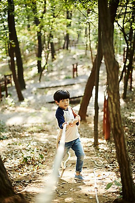 포토 JPG 주간 전신 공원 남자 어린이라이프 어린이 밧줄 한명 서기 야외 앞모습 한국인 잡기 놀이터 즐거움 소년한명만 국내포토 자연요소 1 라이프스타일 공공시설 감정 줄 뷰포인트 모션 놀이 사람 동양인 남자한명만 소년만 파일형식