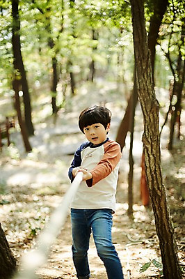 포토 JPG 주간 공원 남자 어린이라이프 어린이 밧줄 한명 서기 상반신 야외 앞모습 한국인 잡기 놀이터 즐거움 소년한명만 국내포토 자연요소 1 라이프스타일 공공시설 감정 줄 뷰포인트 모션 놀이 사람 동양인 남자한명만 소년만 파일형식 인종 생활 시설 남자만 어린이만