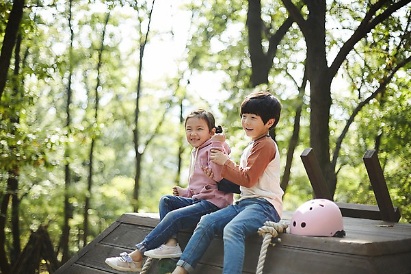 포토 JPG 주간 전신 공원 여자 남자 어린이라이프 어린이 미소 앉기 야외 두명 옆모습 한국인 짝꿍 놀이터 헬멧 즐거움 어린이만 국내포토 자연요소 라이프스타일 공공시설 감정 뷰포인트 모션 놀이 표정 사람 동양인 친구 보호장비 파일형식