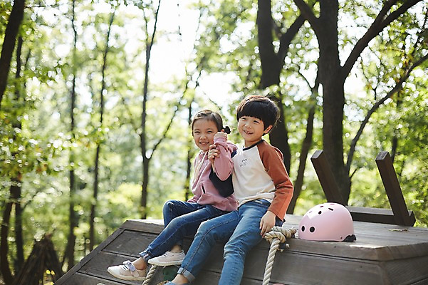 포토 JPG 주간 전신 공원 여자 남자 어린이라이프 어린이 미소 앉기 야외 두명 손잡기 한국인 짝꿍 놀이터 헬멧 즐거움 어린이만 국내포토 자연요소 라이프스타일 공공시설 감정 모션 놀이 표정 사람 동양인 친구 보호장비 파일형식