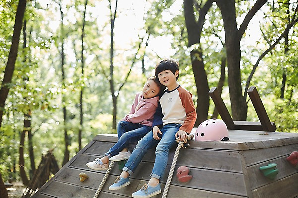 포토 JPG 주간 공원 여자 남자 어린이라이프 어린이 미소 앉기 야외 두명 앞모습 기댐 한국인 짝꿍 놀이터 헬멧 즐거움 어린이만 국내포토 자연요소 라이프스타일 공공시설 감정 뷰포인트 모션 놀이 표정 사람 동양인 친구 보호장비 파일형식