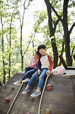 포토 JPG 주간 전신 공원 여자 남자 어린이라이프 어린이 앉기 야외 두명 앞모습 기댐 한국인 짝꿍 놀이터 헬멧 즐거움 어린이만 국내포토 자연요소 라이프스타일 공공시설 감정 뷰포인트 모션 놀이 사람 동양인 친구 보호장비 파일형식
