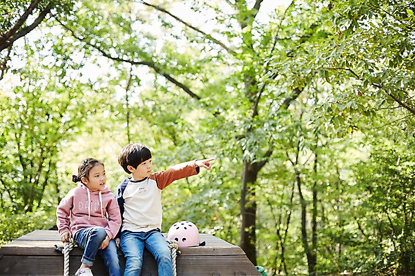 포토 JPG 주간 응시 공원 여자 남자 어린이라이프 어린이 앉기 상반신 야외 두명 앞모습 한국인 가리킴 짝꿍 놀이터 헬멧 즐거움 어린이만 국내포토 자연요소 라이프스타일 시선 공공시설 감정 뷰포인트 모션 놀이 사람 동양인 손짓 친구 보호장비 파일형식