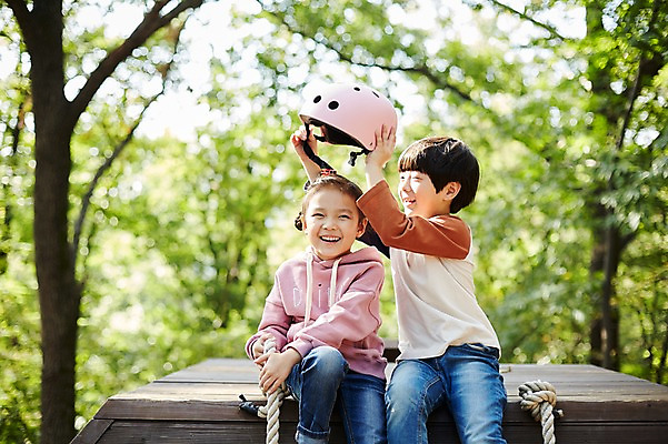 포토 JPG 주간 공원 여자 남자 어린이라이프 어린이 미소 앉기 상반신 야외 두명 앞모습 한국인 짝꿍 놀이터 헬멧 즐거움 어린이만 국내포토 자연요소 라이프스타일 공공시설 감정 뷰포인트 모션 놀이 표정 사람 동양인 친구 보호장비 파일형식