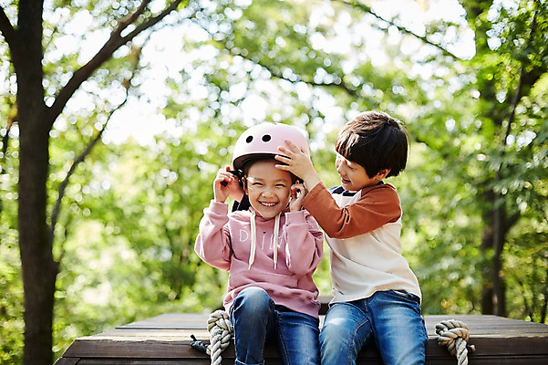포토 JPG 주간 공원 여자 남자 어린이라이프 어린이 미소 앉기 상반신 야외 두명 앞모습 한국인 짝꿍 놀이터 헬멧 즐거움 어린이만 국내포토 자연요소 라이프스타일 공공시설 감정 뷰포인트 모션 놀이 표정 사람 동양인 친구 보호장비 파일형식