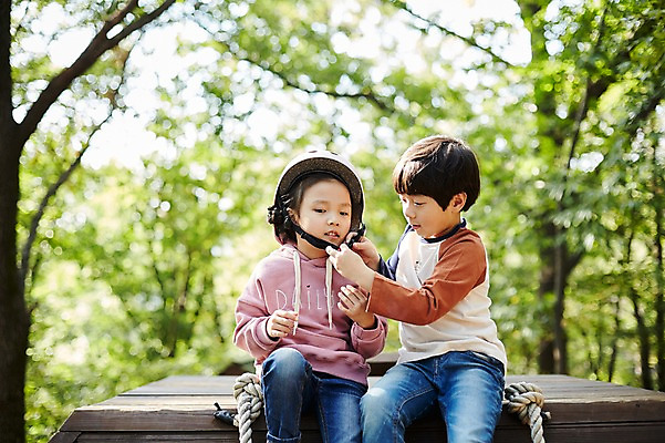 포토 JPG 주간 공원 여자 남자 어린이라이프 어린이 앉기 상반신 야외 두명 앞모습 한국인 짝꿍 놀이터 헬멧 즐거움 어린이만 국내포토 자연요소 라이프스타일 공공시설 감정 뷰포인트 모션 놀이 사람 동양인 친구 보호장비 파일형식