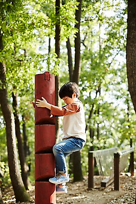 포토 JPG 주간 전신 공원 남자 어린이라이프 어린이 한명 야외 옆모습 한국인 놀이터 즐거움 오르기 나무기둥 소년한명만 국내포토 자연요소 1 라이프스타일 공공시설 감정 뷰포인트 모션 놀이 사람 동양인 남자한명만 소년만 파일형식