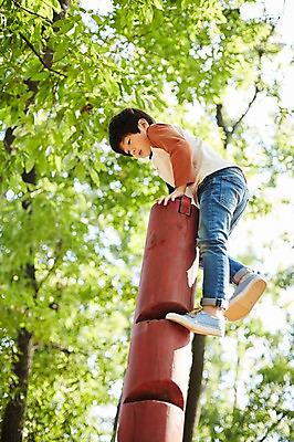 포토 JPG 주간 전신 공원 남자 어린이라이프 어린이 한명 야외 옆모습 한국인 놀이터 즐거움 오르기 나무기둥 소년한명만 국내포토 자연요소 1 라이프스타일 공공시설 감정 뷰포인트 모션 놀이 사람 동양인 남자한명만 소년만 파일형식