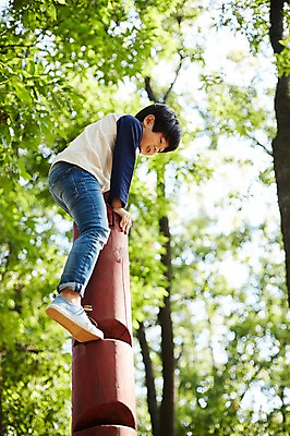 포토 JPG 주간 전신 공원 남자 어린이라이프 어린이 한명 야외 옆모습 한국인 놀이터 즐거움 오르기 나무기둥 소년한명만 국내포토 자연요소 1 라이프스타일 공공시설 감정 뷰포인트 모션 놀이 사람 동양인 남자한명만 소년만 파일형식