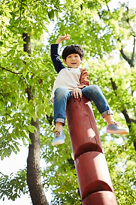 포토 JPG 주간 전신 공원 남자 어린이라이프 어린이 로우앵글 한명 미소 앉기 야외 만세 한국인 놀이터 즐거움 나무기둥 소년한명만 국내포토 자연요소 1 라이프스타일 공공시설 감정 뷰포인트 모션 놀이 표정 사람 동양인 남자한명만 소년만 파일형식