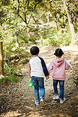 포토 JPG 주간 전신 공원 여자 남자 어린이라이프 어린이 야외 두명 뒷모습 걷기 손잡기 한국인 짝꿍 곤충채집 채집통 어린이만 국내포토 자연요소 라이프스타일 공공시설 뷰포인트 곤충 모션 통 사람 동양인 친구 수집 파일형식