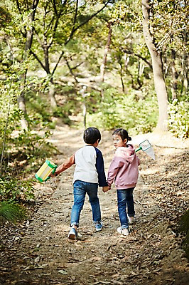 포토 JPG 주간 전신 공원 여자 남자 어린이라이프 어린이 야외 두명 뒷모습 걷기 손잡기 한국인 짝꿍 뒤돌아보기 곤충채집 채집통 어린이만 국내포토 자연요소 라이프스타일 공공시설 뷰포인트 곤충 모션 통 사람 동양인 친구 수집 파일형식