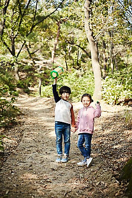 포토 JPG 주간 전신 공원 여자 남자 어린이라이프 어린이 서기 야외 두명 앞모습 손잡기 한국인 짝꿍 곤충채집 채집통 어린이만 국내포토 자연요소 라이프스타일 공공시설 뷰포인트 곤충 모션 통 사람 동양인 친구 수집 파일형식