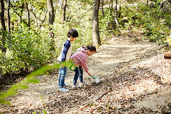 포토 JPG 주간 전신 공원 여자 남자 어린이라이프 어린이 서기 야외 두명 옆모습 한국인 짝꿍 곤충채집 채집통 어린이만 국내포토 자연요소 라이프스타일 공공시설 뷰포인트 곤충 모션 통 사람 동양인 친구 수집 파일형식