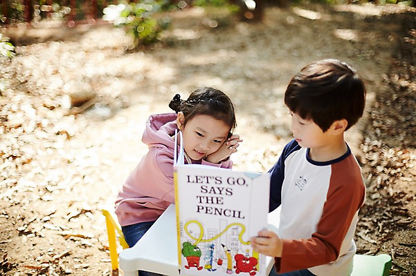 포토 JPG 주간 공원 여자 남자 어린이라이프 어린이 미소 앉기 상반신 야외 두명 옆모습 책 한국인 짝꿍 책상 어린이만 국내포토 자연요소 라이프스타일 공공시설 뷰포인트 가구 모션 표정 사람 동양인 친구 파일형식