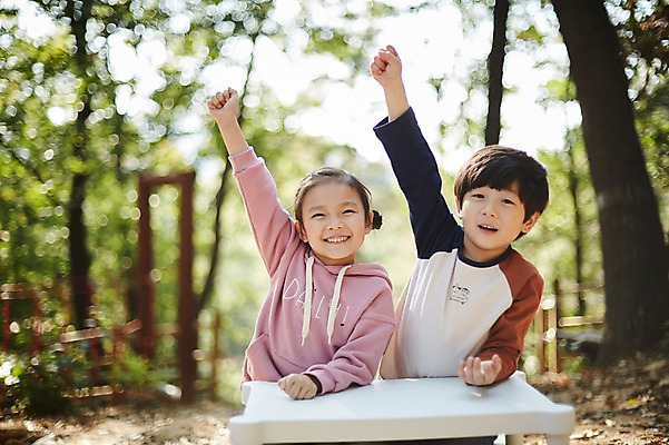 포토 JPG 주간 공원 여자 남자 어린이라이프 어린이 미소 앉기 상반신 야외 두명 앞모습 손들기 한국인 짝꿍 책상 어린이만 국내포토 자연요소 라이프스타일 공공시설 뷰포인트 가구 모션 표정 사람 동양인 친구 파일형식 생활용품 관계 인종 생활 시설 오브젝트