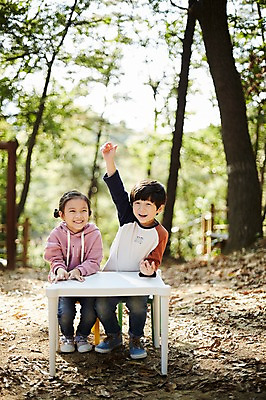 포토 JPG 주간 전신 공원 여자 남자 어린이라이프 어린이 미소 앉기 야외 두명 앞모습 손들기 한국인 짝꿍 책상 어린이만 국내포토 자연요소 라이프스타일 공공시설 뷰포인트 가구 모션 표정 사람 동양인 친구 파일형식 생활용품 관계 인종 생활 시설 오브젝트