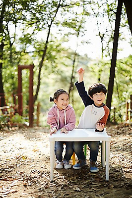 포토 JPG 주간 전신 공원 여자 남자 어린이라이프 어린이 앉기 야외 두명 앞모습 손들기 한국인 짝꿍 책상 어린이만 국내포토 자연요소 라이프스타일 공공시설 뷰포인트 가구 모션 사람 동양인 친구 파일형식
