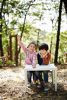 포토 JPG 주간 전신 공원 여자 남자 어린이라이프 어린이 미소 앉기 야외 두명 앞모습 손들기 턱괴기 한국인 짝꿍 책상 어린이만 국내포토 자연요소 라이프스타일 공공시설 뷰포인트 가구 모션 표정 사람 동양인 친구 파일형식