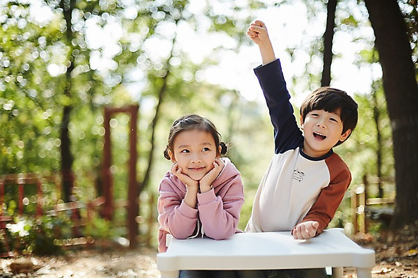 포토 JPG 주간 공원 여자 남자 어린이라이프 어린이 미소 앉기 상반신 야외 두명 앞모습 손들기 턱괴기 한국인 짝꿍 책상 어린이만 국내포토 자연요소 라이프스타일 공공시설 뷰포인트 가구 모션 표정 사람 동양인 친구 파일형식
