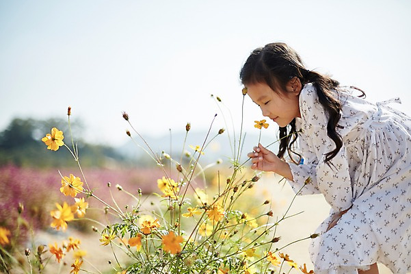 포토 JPG 주간 여자 꽃 어린이라이프 어린이 꽃밭 한명 서기 미소 소녀 상반신 야외 옆모습 귀여움 눈감음 한국인 향기 소녀한명만 국내포토 자연요소 식물 1 라이프스타일 뷰포인트 컨셉 모션 표정 사람 동양인 냄새 여자한명만 소녀만 파일형식