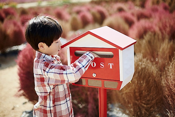 포토 JPG 주간 남자 어린이라이프 어린이 꽃밭 한명 서기 상반신 야외 옆모습 귀여움 한국인 우체통 소년한명만 국내포토 자연요소 1 라이프스타일 꽃 뷰포인트 컨셉 모션 사람 동양인 남자한명만 소년만 파일형식