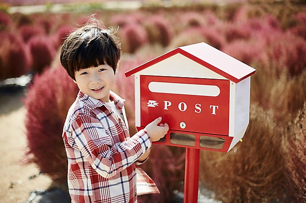 포토 JPG 주간 남자 어린이라이프 어린이 꽃밭 한명 서기 미소 상반신 야외 옆모습 귀여움 한국인 우체통 소년한명만 국내포토 자연요소 1 라이프스타일 꽃 뷰포인트 컨셉 모션 표정 사람 동양인 남자한명만 소년만 파일형식