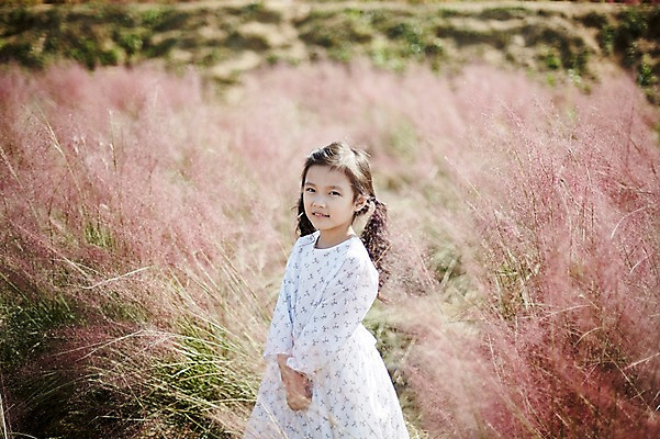 포토 JPG 주간 여자 어린이라이프 어린이 꽃밭 한명 서기 미소 상반신 야외 앞모습 귀여움 한국인 소녀한명만 국내포토 자연요소 1 라이프스타일 꽃 뷰포인트 컨셉 모션 표정 사람 동양인 여자한명만 소녀만 파일형식