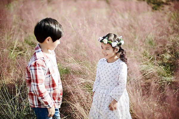 포토 JPG 주간 여자 남자 어린이라이프 어린이 꽃밭 서기 미소 상반신 야외 두명 옆모습 마주보기 귀여움 화관 한국인 짝꿍 어린이만 국내포토 자연요소 라이프스타일 꽃 뷰포인트 컨셉 모션 표정 사람 동양인 친구 파일형식