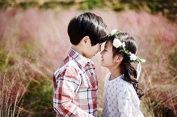 포토 JPG 주간 여자 남자 어린이라이프 어린이 꽃밭 서기 미소 상반신 야외 두명 옆모습 귀여움 화관 한국인 짝꿍 이마맞대기 어린이만 국내포토 자연요소 라이프스타일 꽃 뷰포인트 컨셉 모션 표정 사람 동양인 친구 얼굴맞대기 파일형식