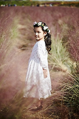 포토 JPG 주간 전신 여자 어린이라이프 어린이 꽃밭 한명 서기 미소 야외 뒷모습 귀여움 화관 한국인 뒤돌아보기 소녀한명만 국내포토 자연요소 1 라이프스타일 꽃 뷰포인트 컨셉 모션 표정 사람 동양인 여자한명만 소녀만 파일형식