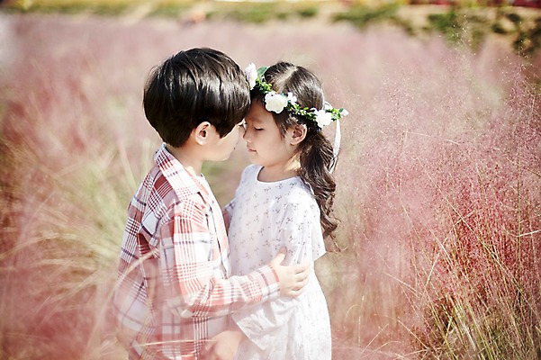 포토 JPG 주간 여자 남자 어린이라이프 어린이 꽃밭 서기 상반신 야외 두명 옆모습 귀여움 화관 한국인 짝꿍 이마맞대기 어린이만 국내포토 자연요소 라이프스타일 꽃 뷰포인트 컨셉 모션 사람 동양인 친구 얼굴맞대기 파일형식