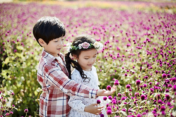 포토 JPG 주간 여자 남자 어린이라이프 어린이 꽃밭 서기 미소 상반신 야외 두명 옆모습 귀여움 화관 한국인 짝꿍 꽃구경 어린이만 국내포토 자연요소 라이프스타일 꽃 뷰포인트 컨셉 모션 표정 사람 동양인 친구 파일형식