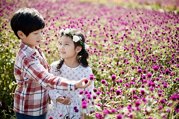 포토 JPG 주간 여자 남자 어린이라이프 어린이 꽃밭 서기 미소 상반신 야외 두명 앞모습 옆모습 귀여움 화관 한국인 짝꿍 꽃구경 어린이만 국내포토 자연요소 라이프스타일 꽃 뷰포인트 컨셉 모션 표정 사람 동양인 친구 파일형식
