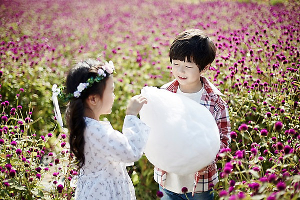 포토 JPG 주간 여자 남자 어린이라이프 어린이 꽃밭 서기 미소 상반신 야외 두명 앞모습 옆모습 귀여움 한국인 짝꿍 솜사탕 어린이만 국내포토 자연요소 라이프스타일 꽃 뷰포인트 컨셉 모션 디저트 표정 사람 동양인 친구 파일형식