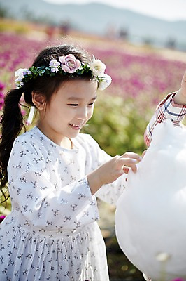 포토 JPG 주간 손 여자 어린이라이프 어린이 꽃밭 한명 서기 미소 상반신 야외 옆모습 신체부위 귀여움 화관 한국인 솜사탕 소녀한명만 국내포토 자연요소 1 라이프스타일 꽃 뷰포인트 컨셉 모션 디저트 표정 사람 동양인 여자한명만 소녀만 파일형식